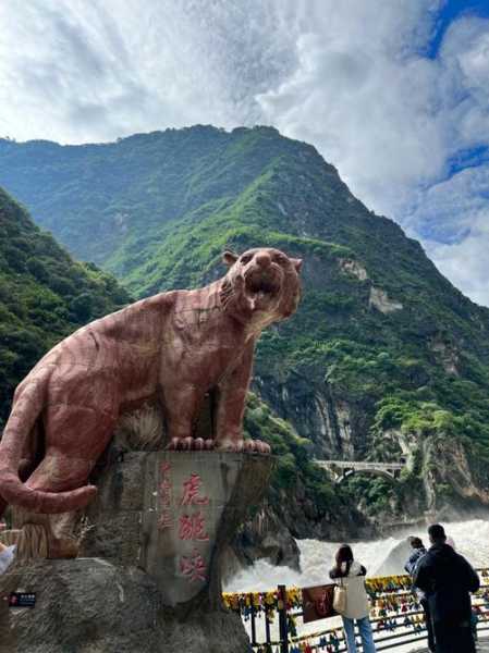 虎跳峡门票多少钱(观光电梯要多少钱)
