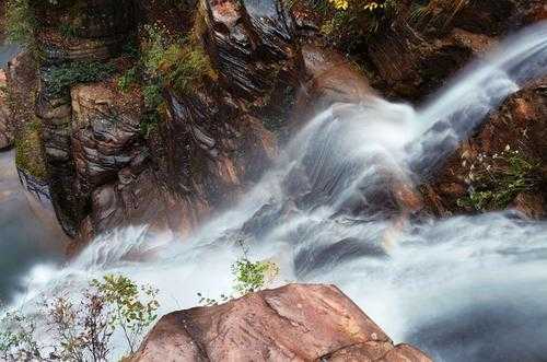 山中艳潭,探索自然的秘密美景