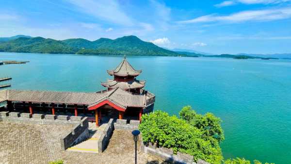 华亭湖旅游攻略, 探索湖畔的美丽景点