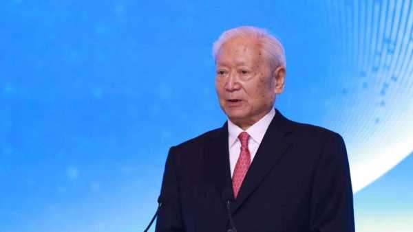 郑必坚简介, 他是怎样成就自己的?
