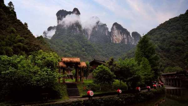 德夯苗寨旅游攻略, 必知热门景点与美食推荐