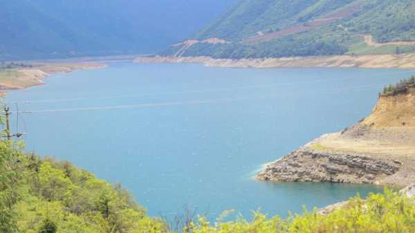 冶勒湖海拔,不同季节的景观变化