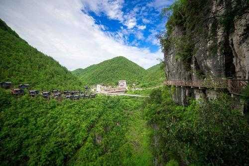 建始县旅游景点,是去野三峡还是地心谷更合适