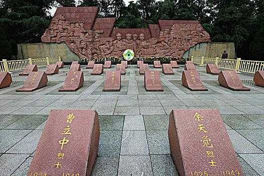十二桥烈士墓_追寻历史的英雄足迹