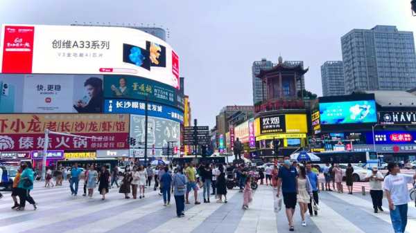 黄兴路步行街_探索美食与购物的完美结合