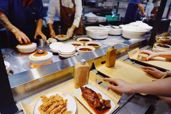 四海一家南京, 传承与创新的餐饮体验