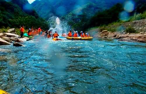 丹东奇石峡漂流,体验惊险与自然之美